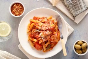 This Easy Tomato-Garlic Penne Packs 80% of Your Daily Fiber Intake (and 14 Grams of Plant-Based Protein) per Serving