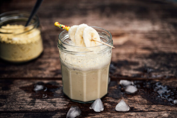 This Simple Banana and Almond Butter ‘Cinnamon Roll Smoothie’ Is So Good for Your Gut