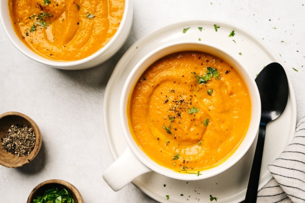 This Inflammation-Fighting Roasted Carrot Soup Recipe Is As Cozy as It Gets